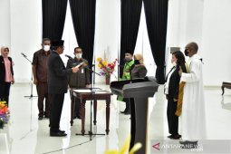 Bupati Malra lantik dua wanita sebagai PPTP hadiah Hari "Nen Dit Sakmas"