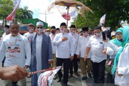 Denny Indrayana datang diiringi kesenian hadrah daftar ke KPU Kalsel