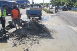 Pipa air PDAM bocor, Polres Lhokseumawe timbun jalan rusak