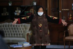 Risma jadi guru sekolah daring di Surabaya