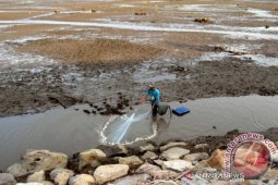 Wali kota diminta pindahkan sampah dan tinja manusia di Gampong Pande