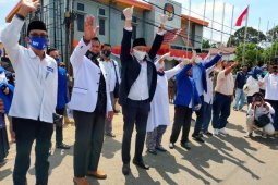 Ribuan simpatisan antar pencalonan Firdaus-Camelia tanpa turun dari kendaraan