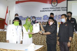 Nessy-Imam daftar ke KPU didampingi pengurus partai pengusung dan relawan