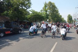 Petahana daftar Pilkada Mojokerto ke KPU dengan naik sepeda