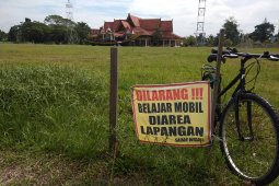 Dilarang...! belajar mobil di dalam lapangan