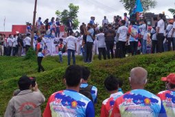 Massa padati seputaran kantor KPU Simalungun antar bapaslon