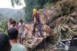 Jalan penghubung menuju Kecamatan Ulu Pungkut tertimbun longsor