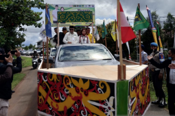Pendaftaran Pilkada Kapuas Hulu, Baiduri - Rupina diantar ribuan pendukung ke KPU