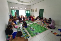 Puluhan IRT ikuti pelatihan membuat kain sasirangan