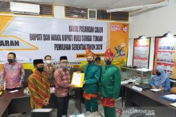 Video-Injury time, berpakaian adat Banjar Berry-H Pahrijani daftar ke KPU HST