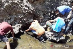 Kali berminyak dan bau minyak tanah ditemukan warga Sumba Tengah
