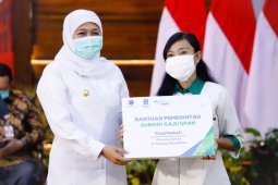 Gubernur Khofifah serahkan bantuan subsidi upah pekerja