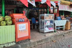 Meski tak untung pedagang pasar  Setu Babakan patuhi pengaturan "ganjil-genap"