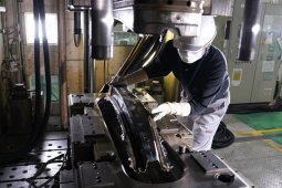Mobil Nissan mendatang berbahan serat  karbon