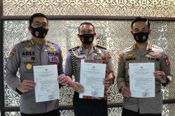 Kapolri anugerahkan pin emas untuk 3 kombes peraih predikat WBK pertama