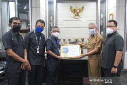 Bupati HST terima penghargaan dari BPS