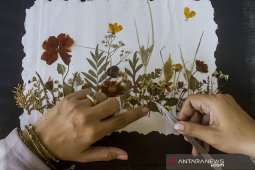 Kerajinan bunga tekan