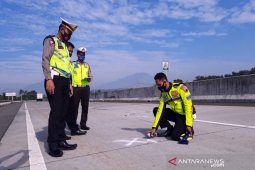 Polisi olah TKP kecelakaan beruntun di Tol Solo-Semarang