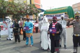 "Setan pocong" di Cikarang ingatkan warga pakai masker