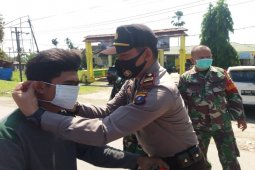 Polsek Tanjung Pura Langkat bagikan masker kepada masyarakat