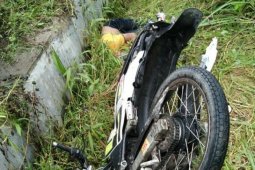 Tabrak tiang dan hantam tembok rumah, pengendara motor tewas