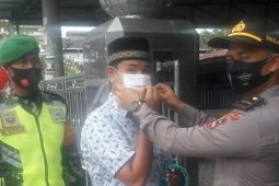 Siswa Setukpa Polri bagi masker di Pematangsiantar