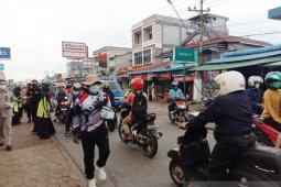 Sujiwo ikut bagikan masker kepada warga