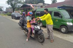 Masuk zona merah, Kejari Aceh Jaya bagikan ratusan masker kepada masyarakat