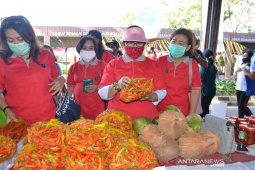 Putri Koster minta ASN berbelanja di Pasar Gotong Royong