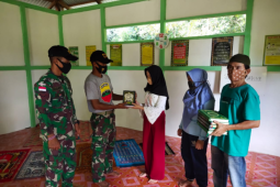 Satgas Yonif 133/YS bagikan Alquran di perbatasan