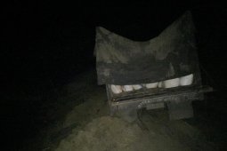 Mobil truk tersangkut di longsoran, rombongan Plt Gubernur Aceh Nova Iriansyah terjebak macet