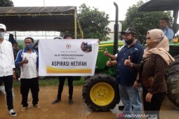Hetifah bantu alat pertanian kepada tujuh kelompok tani