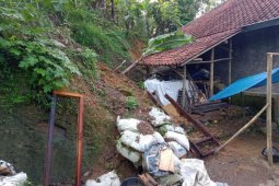 Dua kampung di Lebak terisolasi akibat jembatan amblas diterjang banjir
