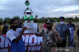 Wali Kota Banjarmasin H Ibnu Sina menyerahkan trofi liga Sungai Andai