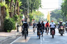 Emil Dardak ingatkan tetap jaga jarak saat bersepeda