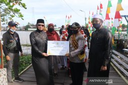 Wali Kota Banjarmasin H Ibnu Sina menyerahkan bantuan Coorporate Sosial Responsibility