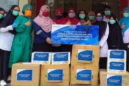 DSLNG kembali serahkan APD untuk lindungi nakes dari virus corona