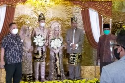 Sosialisasi protokoler kesehatan warnai resepsi perkawinan putri supian hk