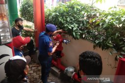 Disdamkar Garut edukasi masyarakat mengatasi bahaya kebakaran