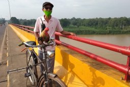 Unik, seekor ayam kate doyan musik dan naik sepeda onthel