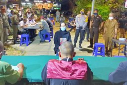Petugas gabungan razia protokol kesehatan sejumlah kafe di Sidoarjo