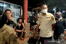 Nekat buka malam hari, tiga rumah makan di Puncak Bogor disegel (video)