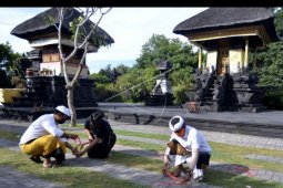 Pemasangan tanda jarak di pura