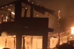 Delapan ruko hangus terbakar