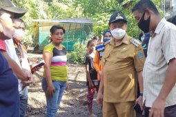 Pemerintah Kota Bitung bagikan bantuan kepada warga terdampak banjir