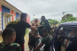 Kodim Putussibau evakuasi balita korban banjir