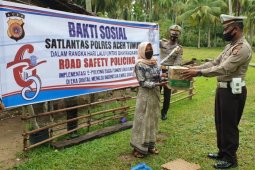 HUT lalu lintas, Satlantas Polres Aceh Timur bagi puluhan sembako untuk warga kurang mampu