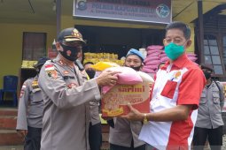 MABT - Polisi salurkan bantuan korban banjir Kapuas Hulu