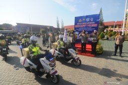 Polda bagikan paket sembako dan masker sambut HUT Lalu Lintas