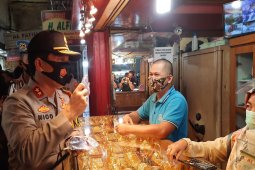Kapolda Kalsel sambangi pasar bagikan masker